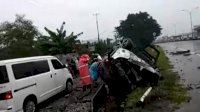 Kecepatan tinggi hingga terguling pas tikungan di Tol Sutami Makassar, korban dilarikan ke RS Ibnu Sina