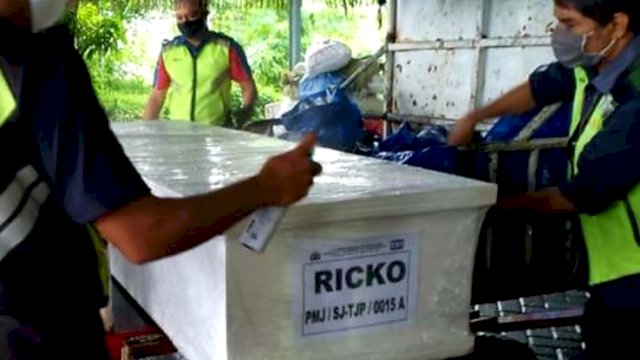 Jenazah Asisten Manajer PLN Pontianak Korban Jatuhnya Sriwijaya Air SJ 182 Dimakamkan di Makasaar