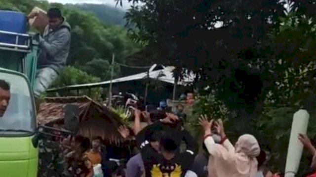logistik korban gemoa di sulbar dijarah di jalanan.