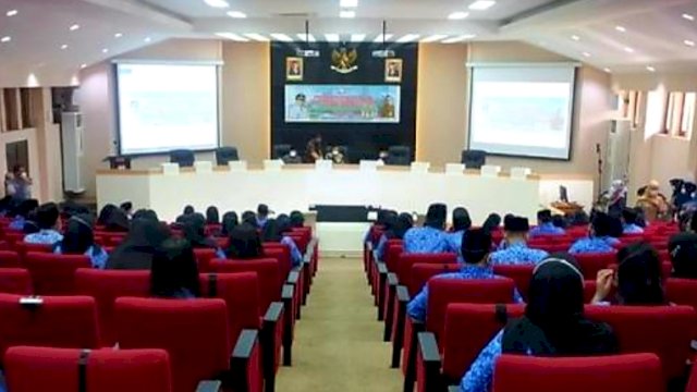 Penyerahan SK CPNS kepada peserta seleksi yang lolos, Jum'at (22/1). [Dok. Hms)