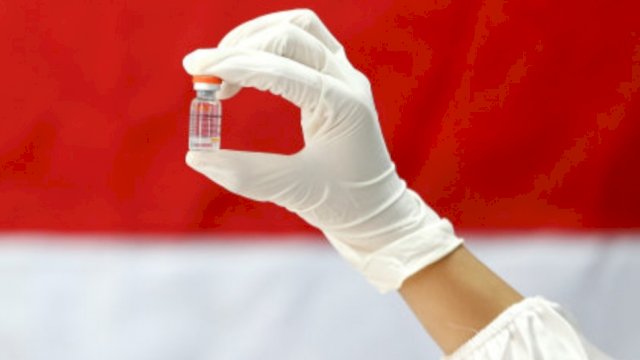 Seorang Nakes memegang vaksin covid-19 jenis Sinovac China, Jumat (22/1). Dok: Ltf