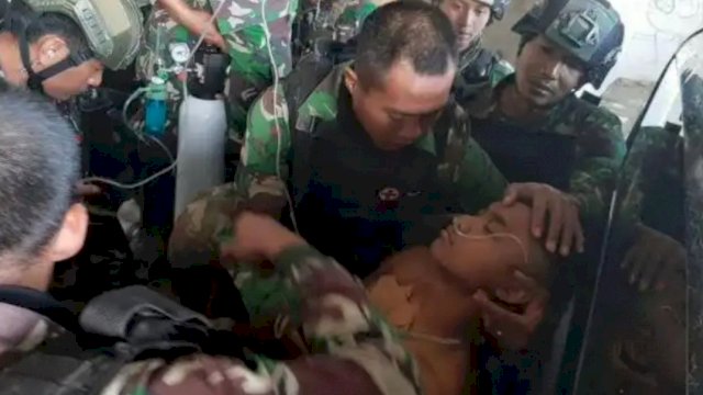 Seorang prajrut TNI yang gugur saat dievakuasi ke Timika usai terlibat baku tembak di Intan Jaya Papua, Jumat (22/1) || Dok. iNews.