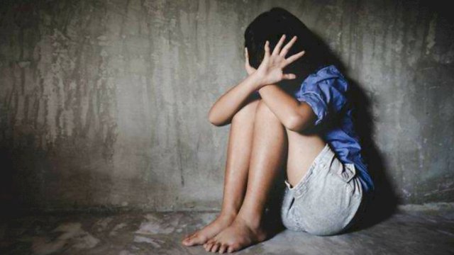 Seorang gadis yang tengah mendekap di sebuah tembok kosong terlihat seperti tertekan dan merasa takut, Jumat (22/1) || Dok: TROTOAR.