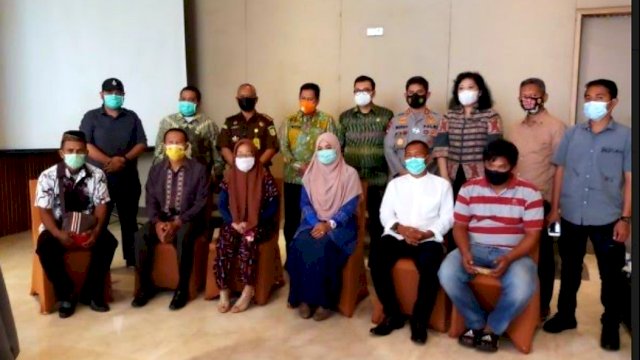 Para korban tindak terorisme di Sulawesi Selatan saat menerima uang kompensasi oleg negara melalui LPSK, Jumat (22/1) || Dok. LPSK
