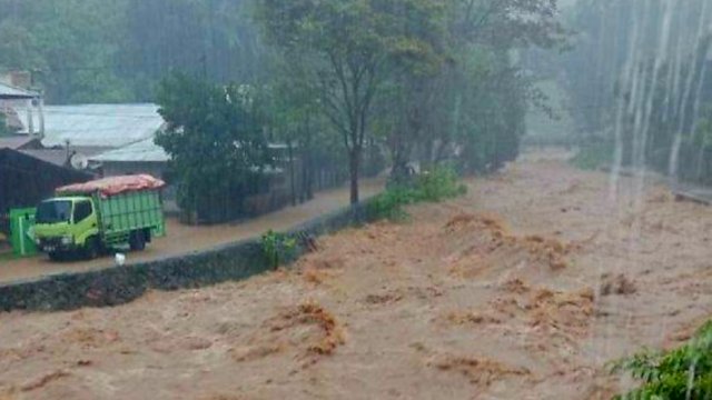 Sungai di Kelurahan Batukota, Kecamatan Malalayang, Kota Manado, meluap akibat hujan deras. Dok: Istimewa/Susan Kawilingan.

