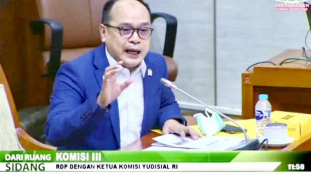 Saat Anggota Komisi III DPR RI Supriansya mempertanyakan standar penilaian yang digunakan oleh tim penilai KY kepada calon hakim, dalam sebuah rapat dengar pendapat dengan Komisioner Komisi Yudisial RI, Senin (25/1) || Dok: Humas DPR RI