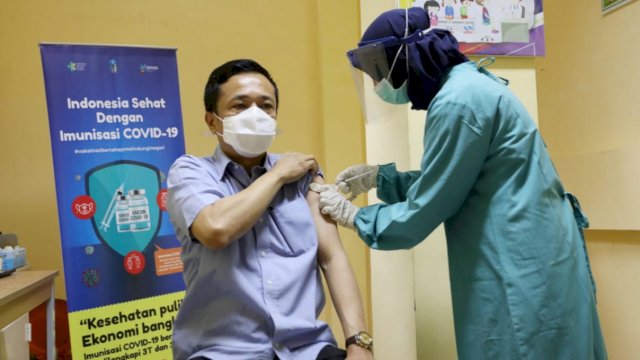 Ketika Pj Wali Kota Makassar, Rudy Djamaluddin divaksin covid-19 lagi di Puskesmas Makkasau Makassar, Kamis (28/1) || Hms.