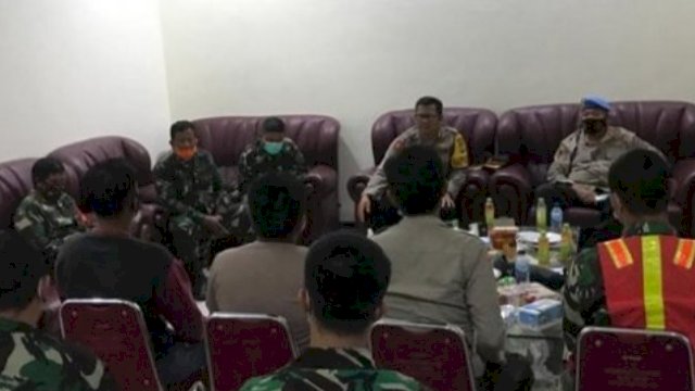 Ketika pimpinan kepolisian dan TNI AU turun mendamaikan kedua belah pihak yang anggotanya terlibat "bentrok" di Bandara Tampa Padang di Kabupaten Mamuju, Sulbar, Jumat (29/1).