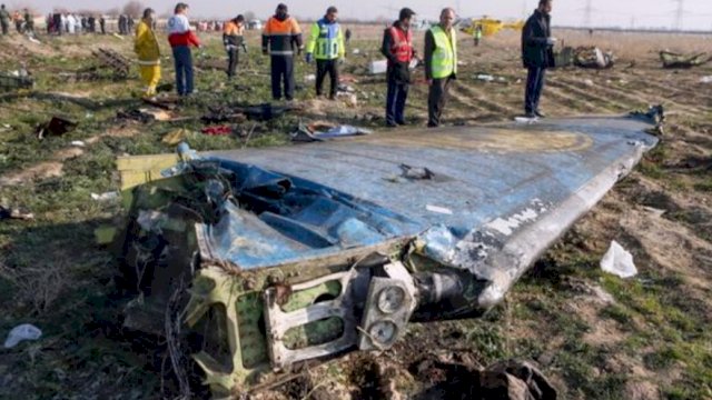 Penemuan serpihan pesawat di Donggala, Sulteng, oleh seorang nelayan, Sabtu (30/1). (MI)