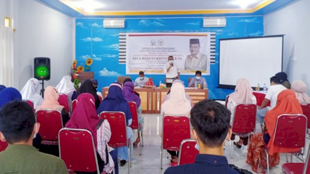 Muchtar Mappatoba di hadapan masyarakat Sinjai ketika melakukan sosialisasi Perda, Minggu (31/1) / Trotoar.id