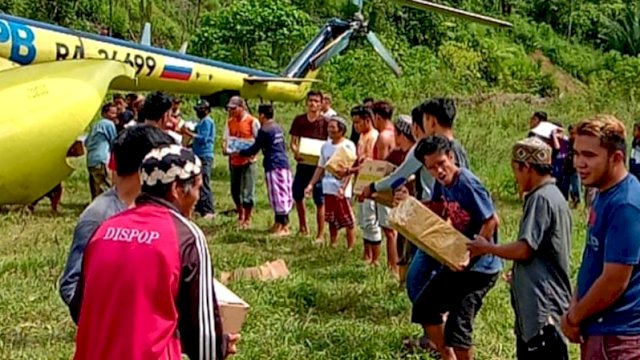 BNPB mengoptimalkan penggunaan beberapa helikopter yang mendistribusikan bantuan hingga mencapai lebih dari 100 ton hingga hari ini, Sabtu (30/1). (Komunikasi Kebencanaan BNPB/Theophilus Yanuarto)