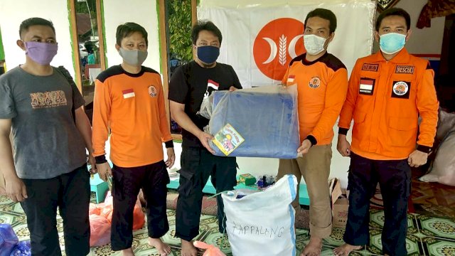 Anwar Faruq ketika menyerahkan bantuan secara simbolis kepada pihak pengungsi korban gempa Sulbar, Minggu (31/1) || Trotoar.id
