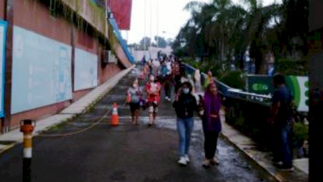 Pengunjung BTM berlarian keluar, Minggu (31/1) / Istimewa.