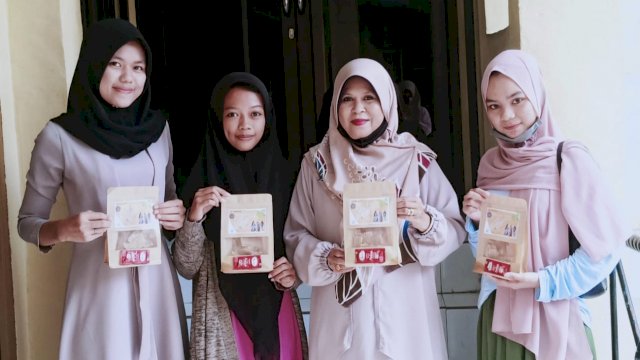 Mahasiswa UM Bulukumba, pembuat keripik yang terbuat dari pelepah pisang, ketika itu bersama dosen kewirausahaannya, Minggu (31/1) || Trotoar.id