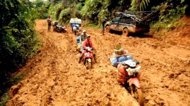 Jalur menuju Kecematan Seko, Kabupaten Luwu Utara, yang ditempuh kilometer. || Dok: Eko Rusdianto/Mongabay Indonesia.