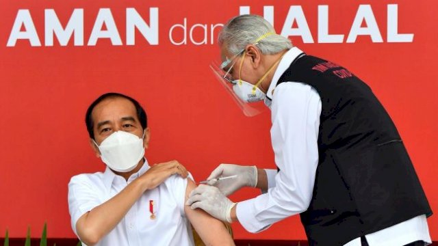 Saat Presiden Jokowi disuntik vaksin  ||  Hms