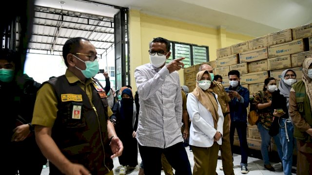 Nurdin Abdullah Tinjau Gudang Penyimpanan Vaksin Covid-19