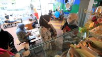 Istri Pj Wali Kota Ingin Hidupkan UMKM di Masa Pandemi, PKK Makassar Kunjungi Warkop