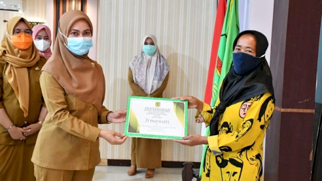 Bupati Luwu Utara Indah Putri Indriani Menyerahkan Bantuan Kepada Pelaku UMKM
