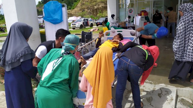 Tiba di Mamuju, Tim Medis PSC 119 Luwu Utara Langsung Operasi Korban di RSUD Sulbar