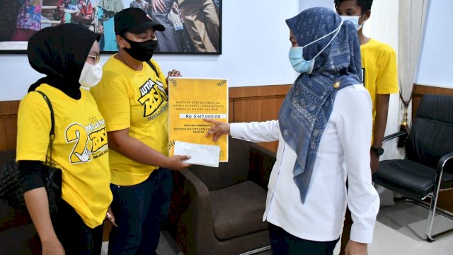 Bupati Luwu Utara Indah Putri Indriani memberikan 