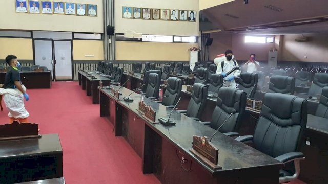 Penyemprota cairan disinfektan di Kantor DPRD Kota Makassar, Jumat (22/1). FOTO: Hms