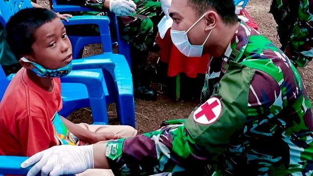 Tim Medis TNI AL memberikan Pengobatan Bagi Warga Terkena Dampak Gempa Bumi Majene dan mamuju, Sulawesi Barat