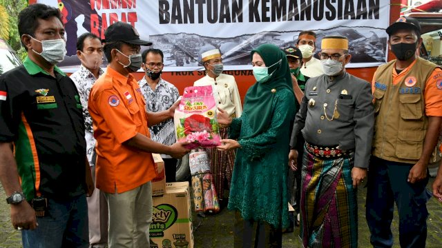 Bupati Luwu Utara Indah Putri Indriani Menyalurkan Bantuan Logistik Kepada Pengungsi Gempa Mamiku dan Majene Sulawesi Barat Melalui BPBD Lutra