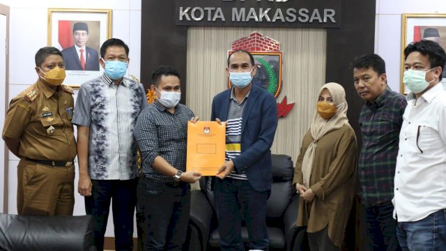 Saat hasil penetapan wali kota Makassar terpilih diserahkan oleh Ketua KPU Makassar kepada Ketua DPRD Makassar, Senin (25/1) || Dok: Al/TROTOAR