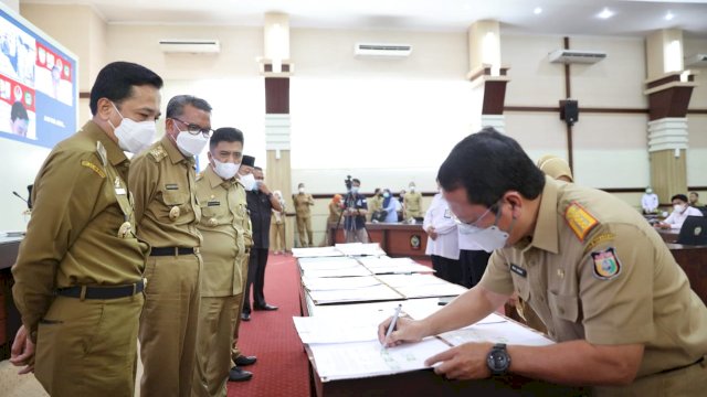 Saat teken MoU air bersih Mamminasata, Senin (25/1) ||  Dok: Humas Pemkot Makassar.
