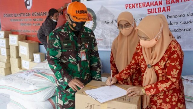 Dharma Wanita Persatuan (DWP) Provinsi Sulawesi Selatan (Sulsel) menyerahkan bantuan logistik untuk korban bencana gempa di Mamuju dan Majene, Sulawesi Barat, Senin, 25 Januari 2020.