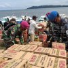 Penyaluran Bantuan Di Posko TNI AL, Diserbu Perahu Nelayan Di Pantai Lanal Mamuju