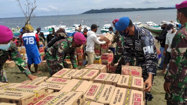 Penyaluran Bantuan Di Posko TNI AL, Diserbu Perahu Nelayan Di Pantai Lanal Mamuju