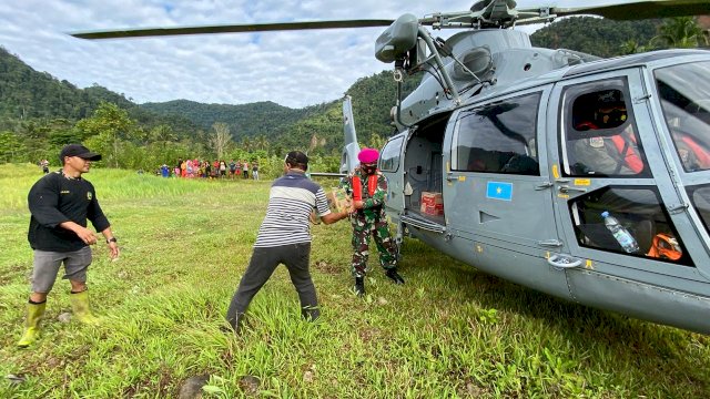 Helikopter TNI AL saat membawa logistik ke daerah terisolir di Sulbar, pasca gempa. || Dok: Ltf