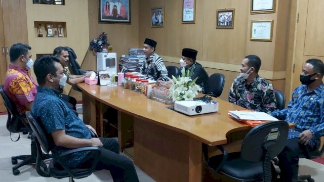 Penyerahan berkas hasil penetapan Danny-Fatma oleh Ketua DPRD Kota Makassar kepada pihak Gubernur Sulsel, Jumat (29/1) || Trotoar