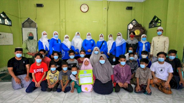 Tim PKK Makassar berbagi kepada Anak Panti Asuhan, Jumat Berkah. 