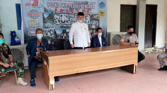 Saat Ketua PW Muhammadiyah Sulsel melepas rombongan pembawa logistik ke Sulbar, Jumat (29/1). || TROTOAR