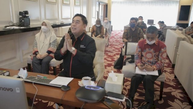 Sekretaris Daerah Provinsi Sulawesi Selatan Abdul Hayat Gani Mengikuti Rapat virtual bersama dengan KPK