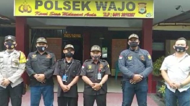 Empat Orang Oknum LSM yang Menyampaikan Permintaan Maaf di Halaman Kantor Polsek Wajo Kita Makassarb