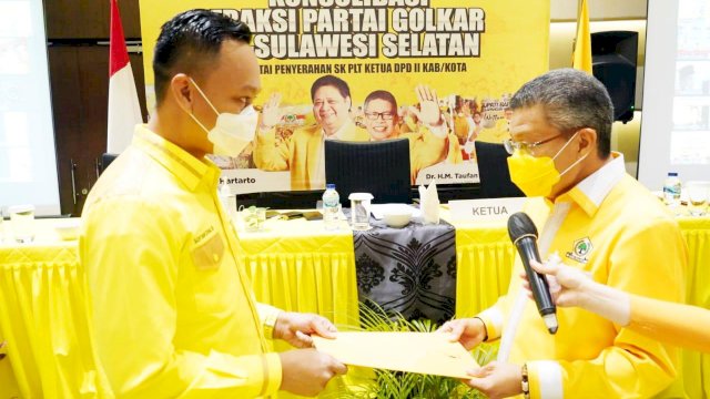 Ketua DPD I Partai Golkar Sulsel Taufan Pawe Menyerahkan SK PLT Kepada Sofyan Syam Sebagai PLT Golkar Kabupaten Pangkep