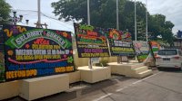 Mizar Roem Dilantik, Ratusan Karangan Bunga Terpajang di Halaman Kantor DPRD Sulsel
