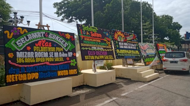 Mizar Roem Dilantik, Ratusan Karangan Bunga Terpajang di Halaman Kantor DPRD Sulsel
