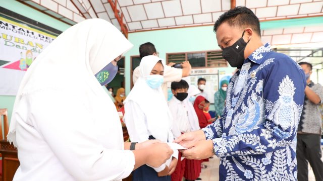 Bupati Bantaeng, Ilham azikin menyerahkan bnatuan pendidikan kepada Sisw Siswi SMP 