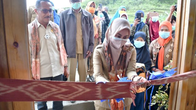 Bupati Luwu Utara Indah Putri Indriani Mengnunting PIta  