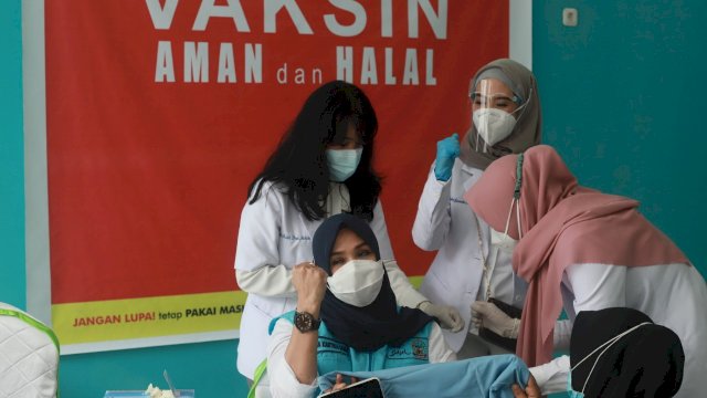 Andi Ina Kartika Sari ketua DPRD Provinsi Sulawesi Selata Mengikuti Program Vaksinasi Covid-19 