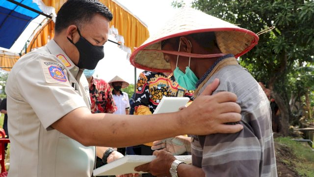 Bupati Bantaeng Ilham Azikin Memberikan Bantuan 
