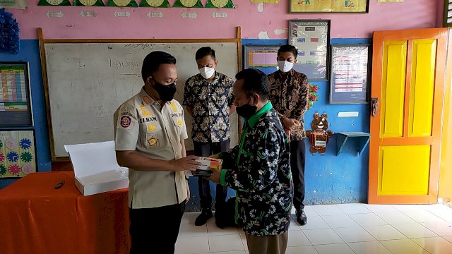 Didik Murid dari Bahan Alami, Haerun Dapat Hadiah dari Bupati Bantaeng