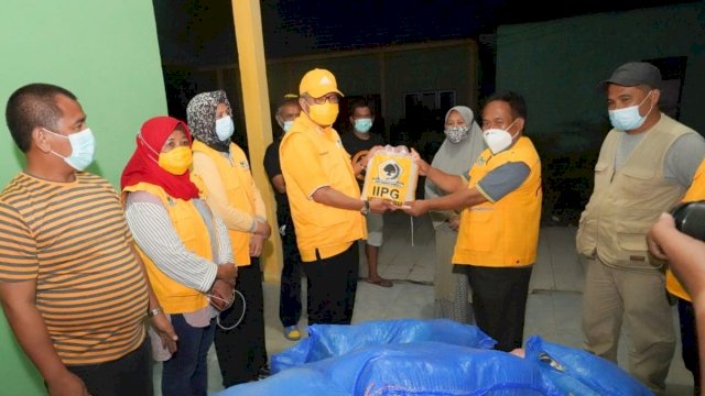 Ketua Golkar Sulsel Taufan Pawe Menyerahkan Bantuan Gempa Bumi Majene Kepada Bupati Majene