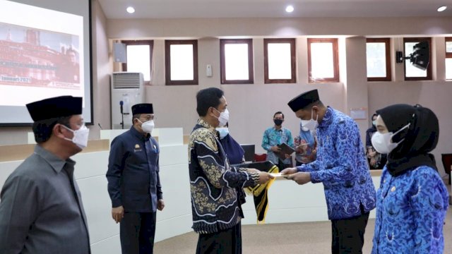 Bagikan 526 SK PNS, Pj Wali Kota Makassar Titipkan Pesan Moral