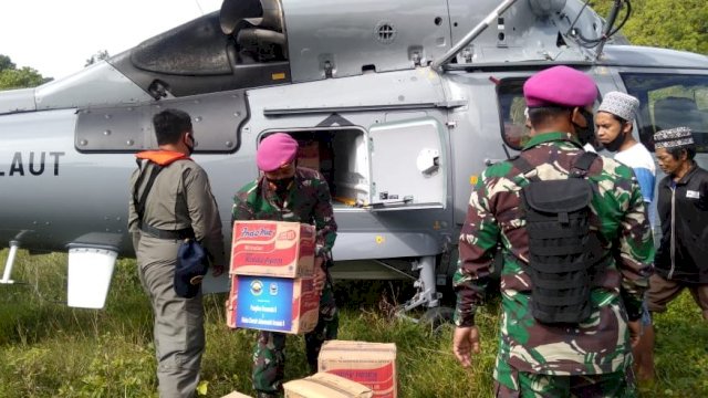 Gunakan Helikopter, TNI AL Distribusikan Bantuan Ke Desa di Pegunungan Majene  Yang Terisolir